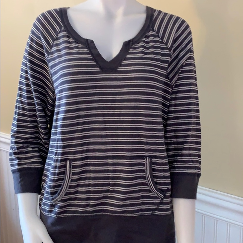 Ladies Sz XL sweater/shirt  with front pocket
